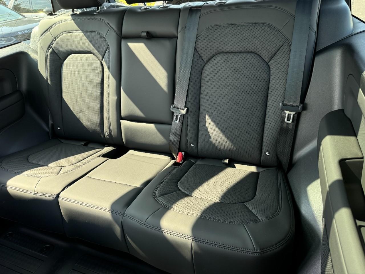 Land Rover Defender Vehicle Full-screen Gallery Image 8