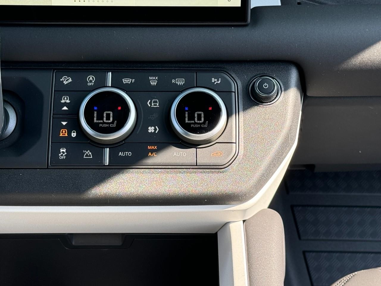 Land Rover Defender Vehicle Full-screen Gallery Image 15