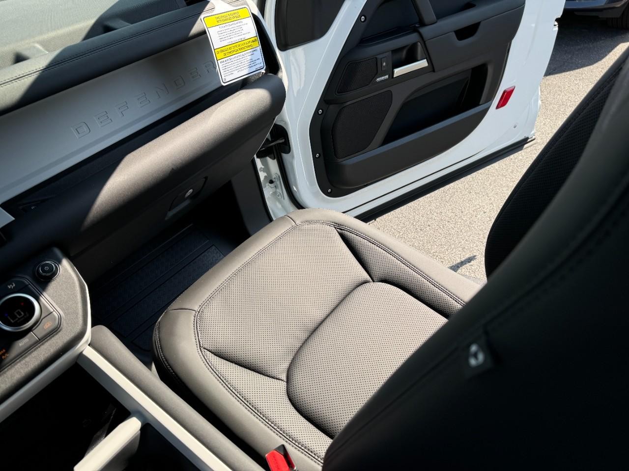 Land Rover Defender Vehicle Full-screen Gallery Image 17