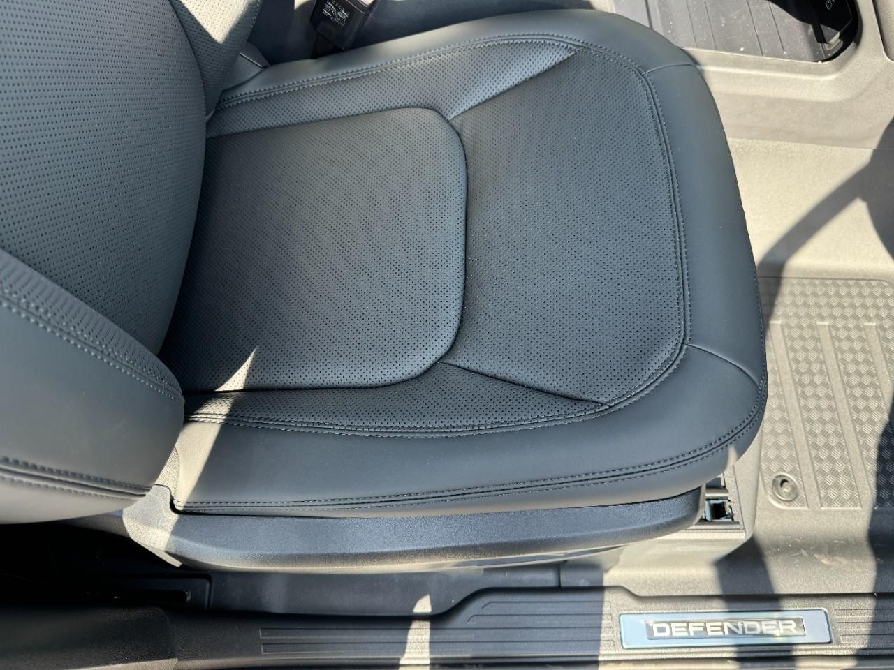 Land Rover Defender Vehicle Full-screen Gallery Image 19