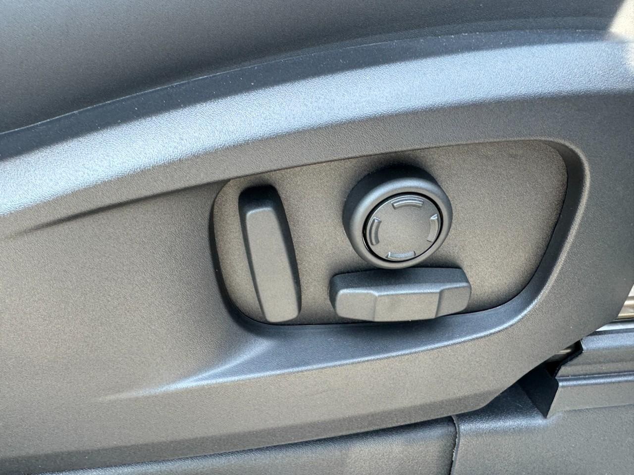 Land Rover Defender Vehicle Full-screen Gallery Image 20