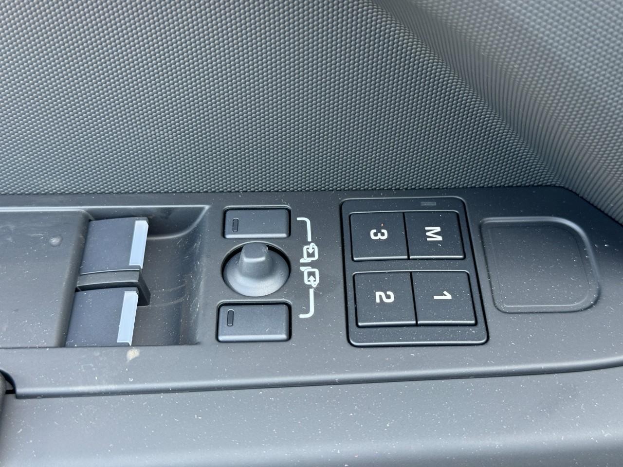 Land Rover Defender Vehicle Full-screen Gallery Image 22