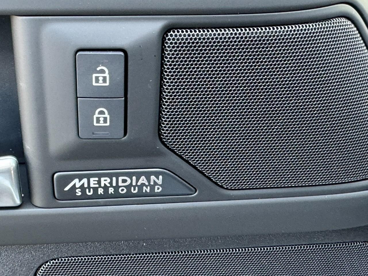 Land Rover Defender Vehicle Full-screen Gallery Image 23