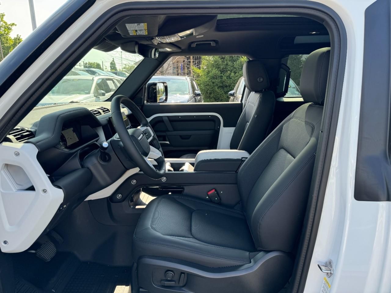 Land Rover Defender Vehicle Full-screen Gallery Image 24