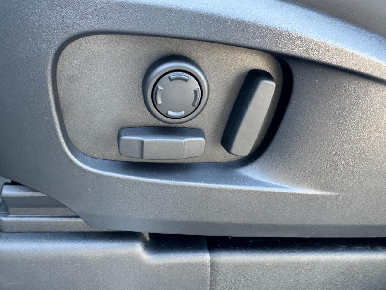 Land Rover Defender Vehicle Full-screen Gallery Image 26