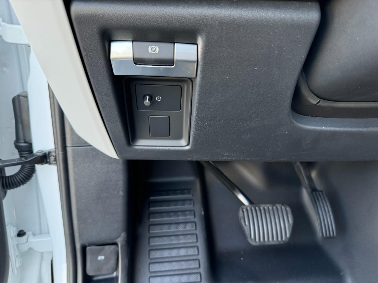 Land Rover Defender Vehicle Full-screen Gallery Image 27