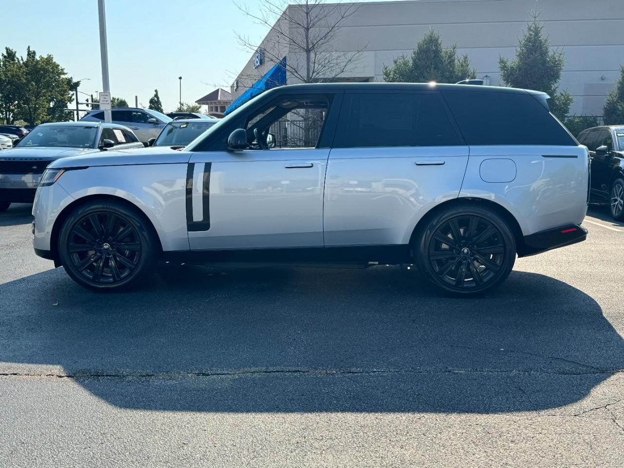 Land Rover Range Rover Vehicle Full-screen Gallery Image 2