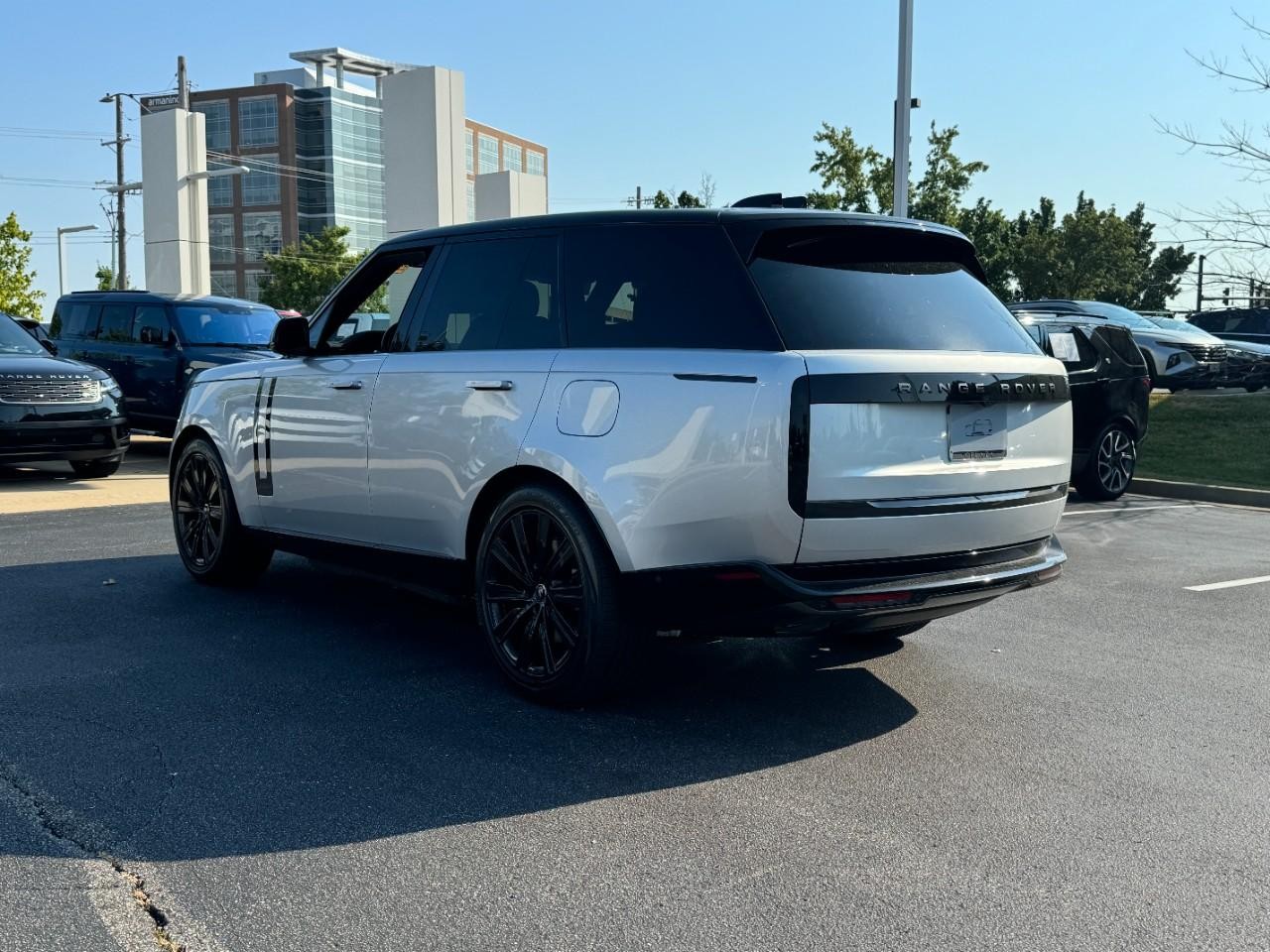 Land Rover Range Rover Vehicle Full-screen Gallery Image 3