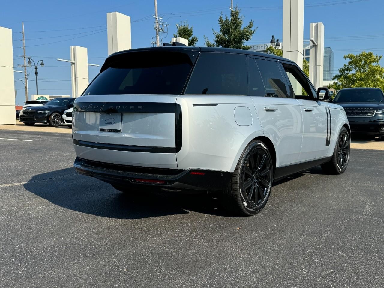 Land Rover Range Rover Vehicle Full-screen Gallery Image 4