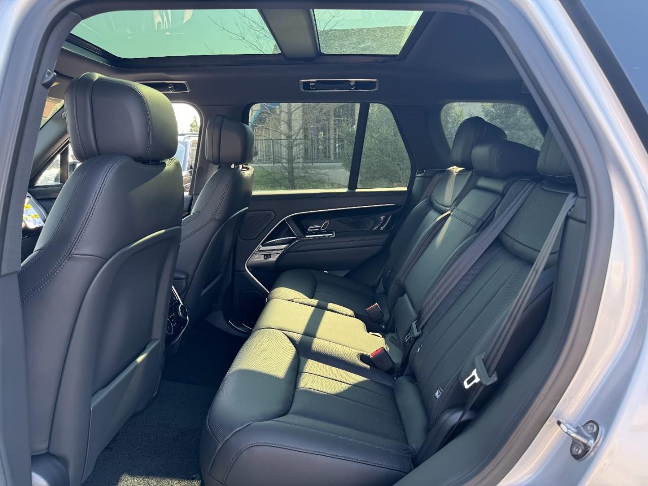 Land Rover Range Rover Vehicle Full-screen Gallery Image 8