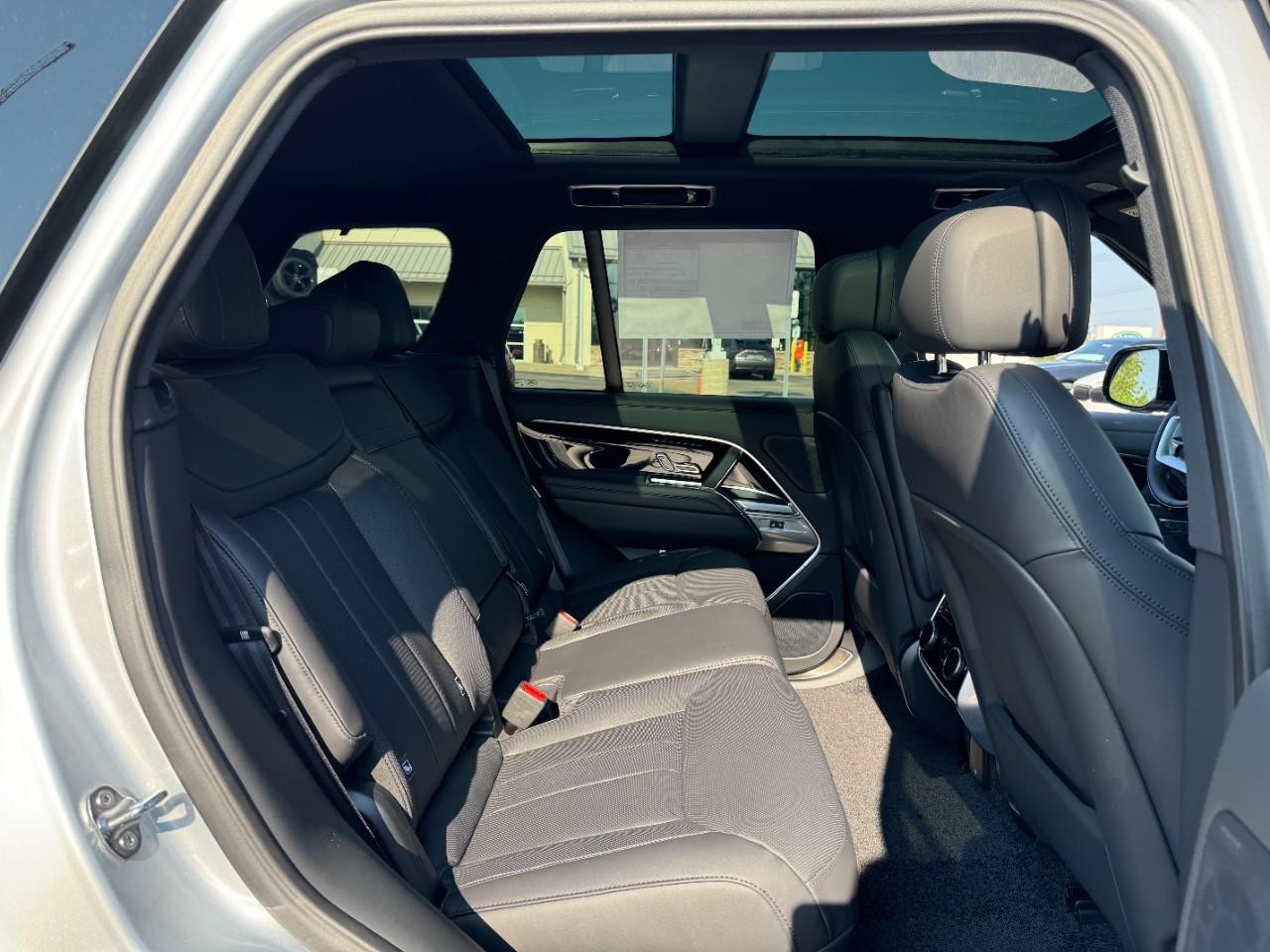 Land Rover Range Rover Vehicle Full-screen Gallery Image 10