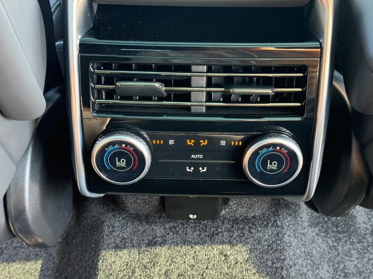 Land Rover Range Rover Vehicle Full-screen Gallery Image 11