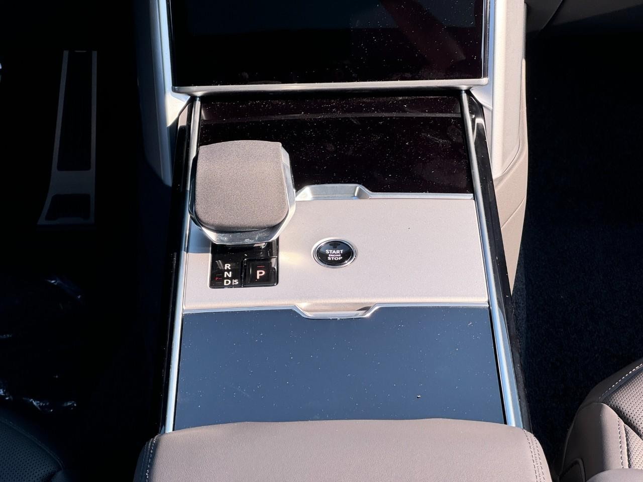 Land Rover Range Rover Vehicle Full-screen Gallery Image 16