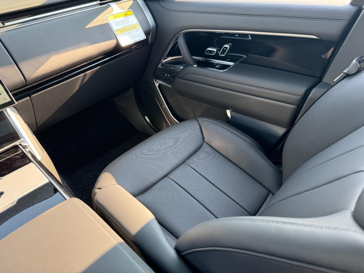 Land Rover Range Rover Vehicle Full-screen Gallery Image 17