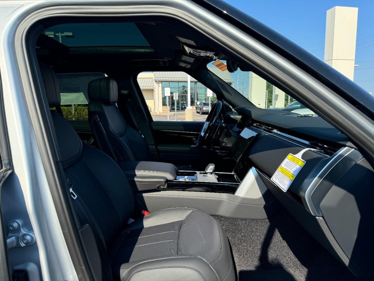 Land Rover Range Rover Vehicle Full-screen Gallery Image 18