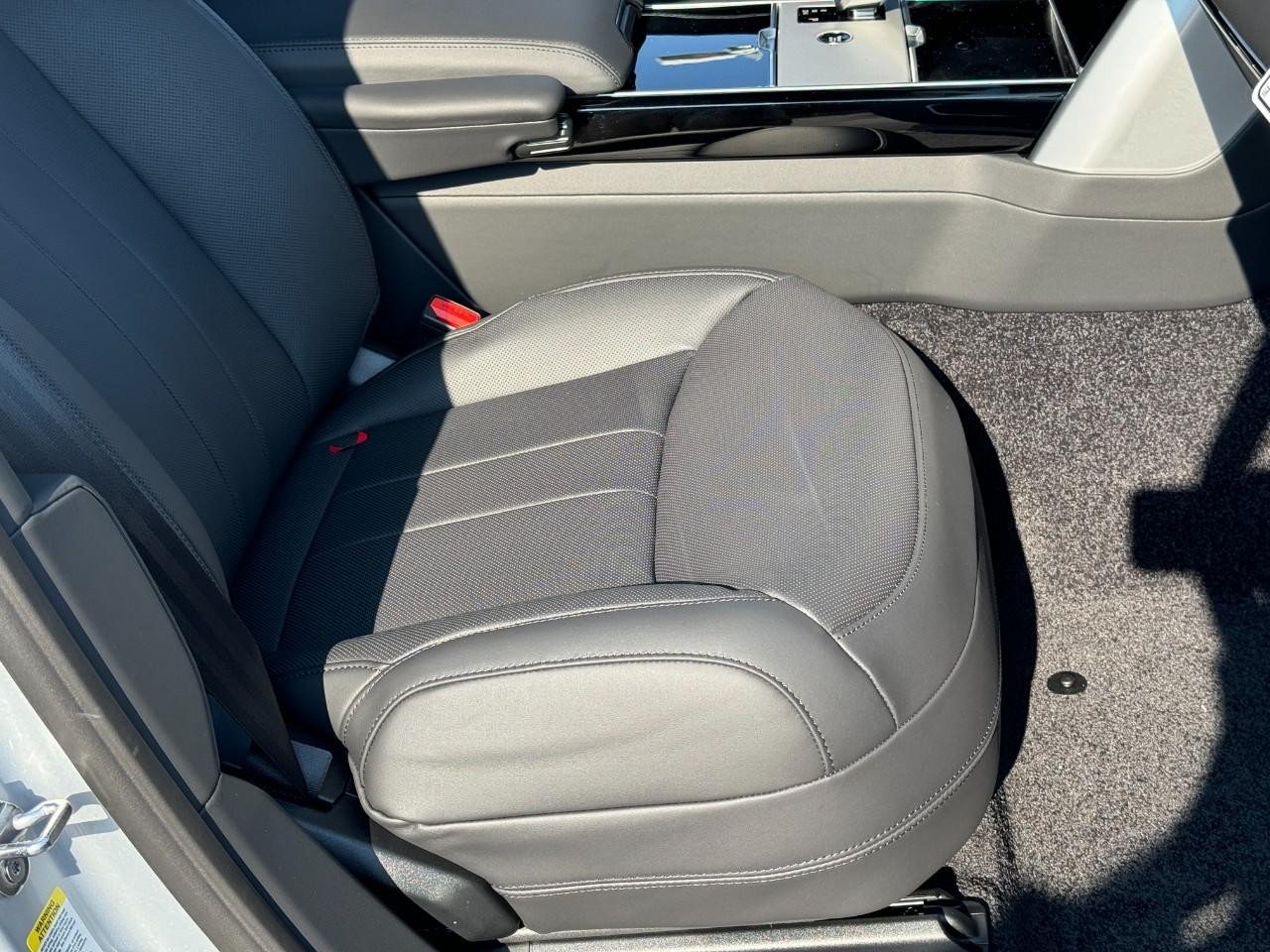 Land Rover Range Rover Vehicle Full-screen Gallery Image 19