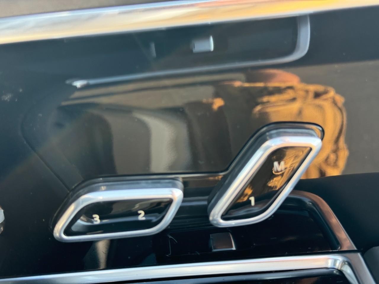 Land Rover Range Rover Vehicle Full-screen Gallery Image 20