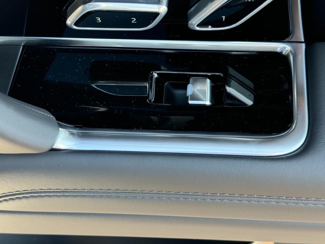 Land Rover Range Rover Vehicle Full-screen Gallery Image 21