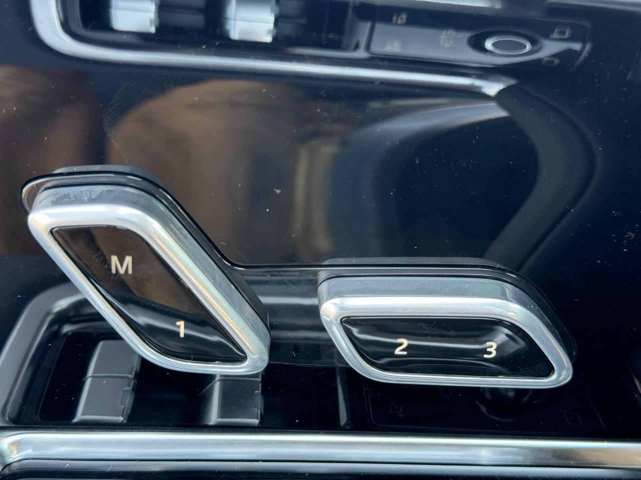 Land Rover Range Rover Vehicle Full-screen Gallery Image 24