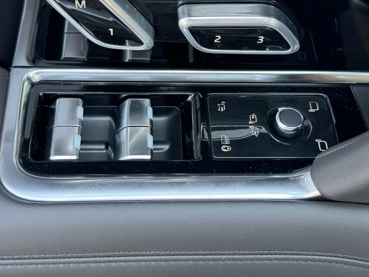 Land Rover Range Rover Vehicle Full-screen Gallery Image 25