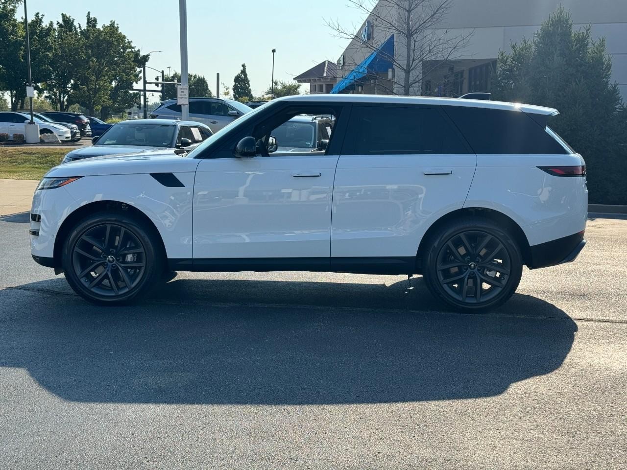 Land Rover Range Rover Sport Vehicle Full-screen Gallery Image 2