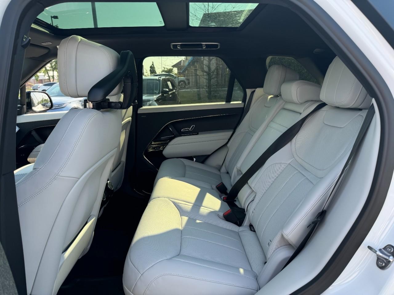 Land Rover Range Rover Sport Vehicle Full-screen Gallery Image 8