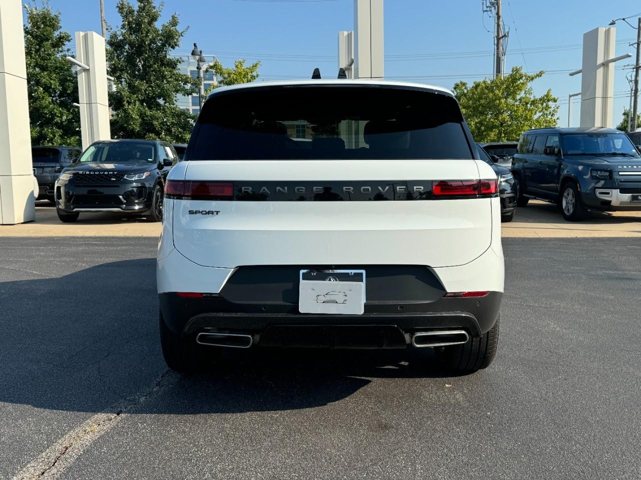 Land Rover Range Rover Sport Vehicle Full-screen Gallery Image 9