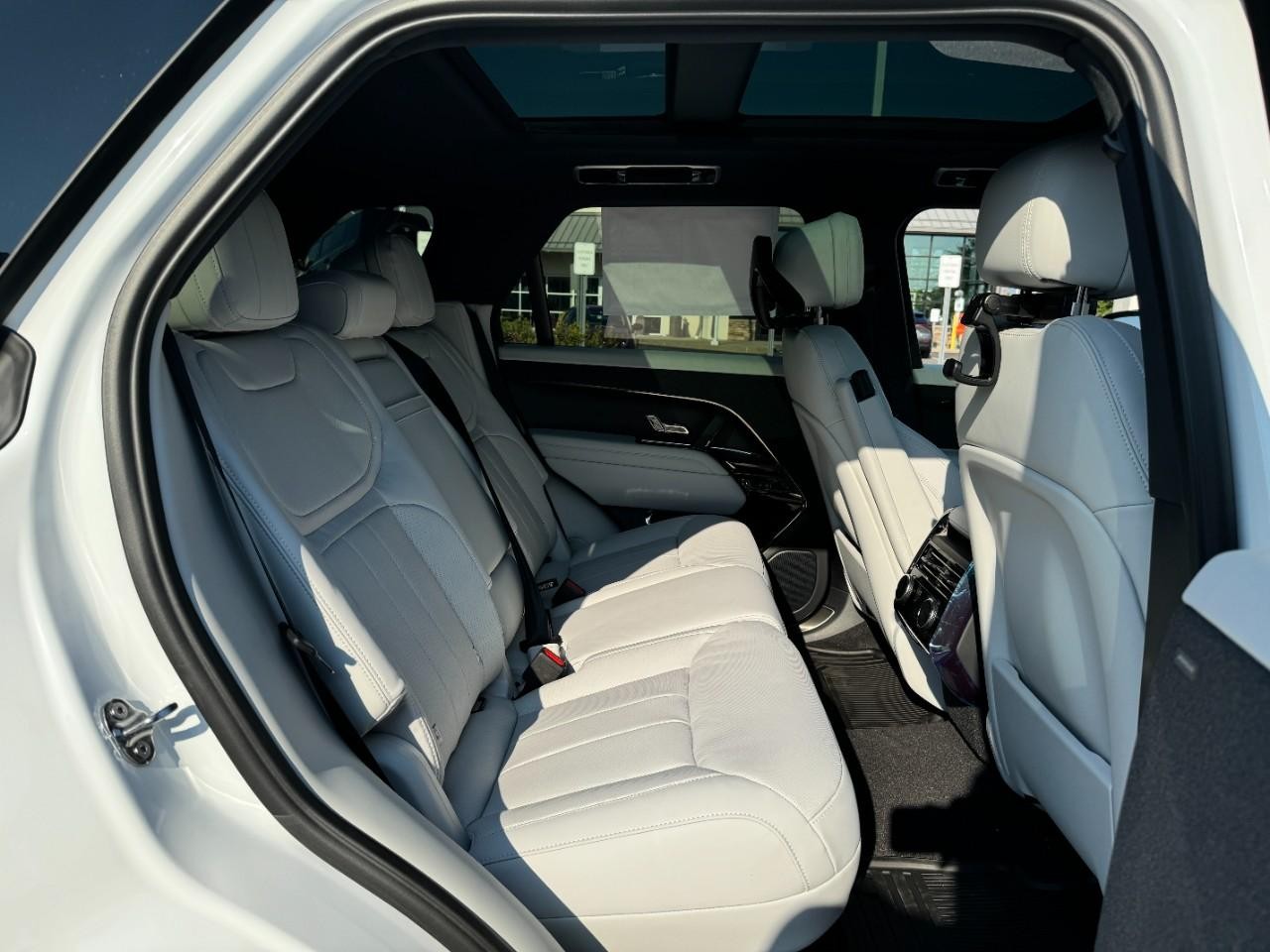 Land Rover Range Rover Sport Vehicle Full-screen Gallery Image 10