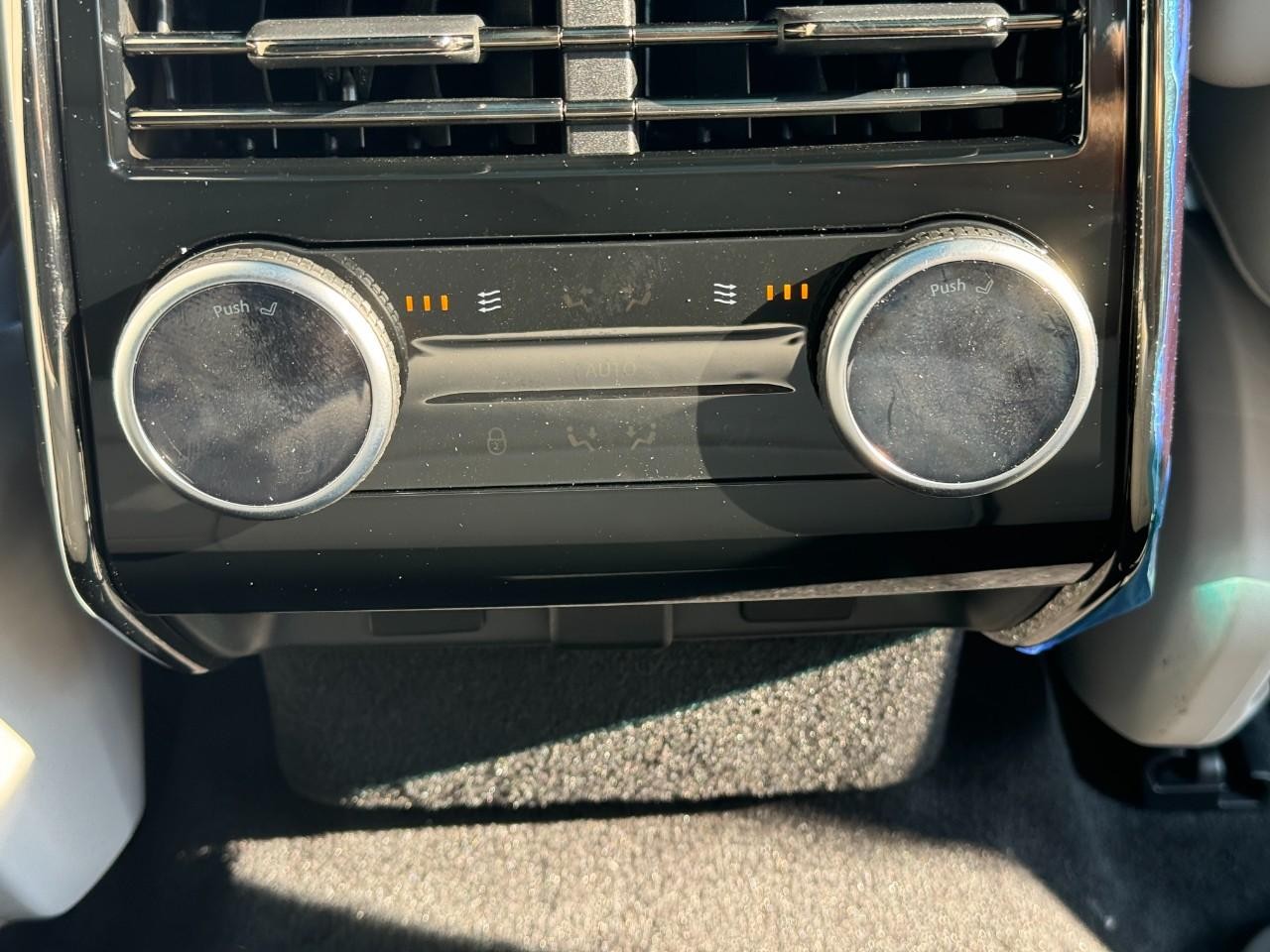 Land Rover Range Rover Sport Vehicle Full-screen Gallery Image 11