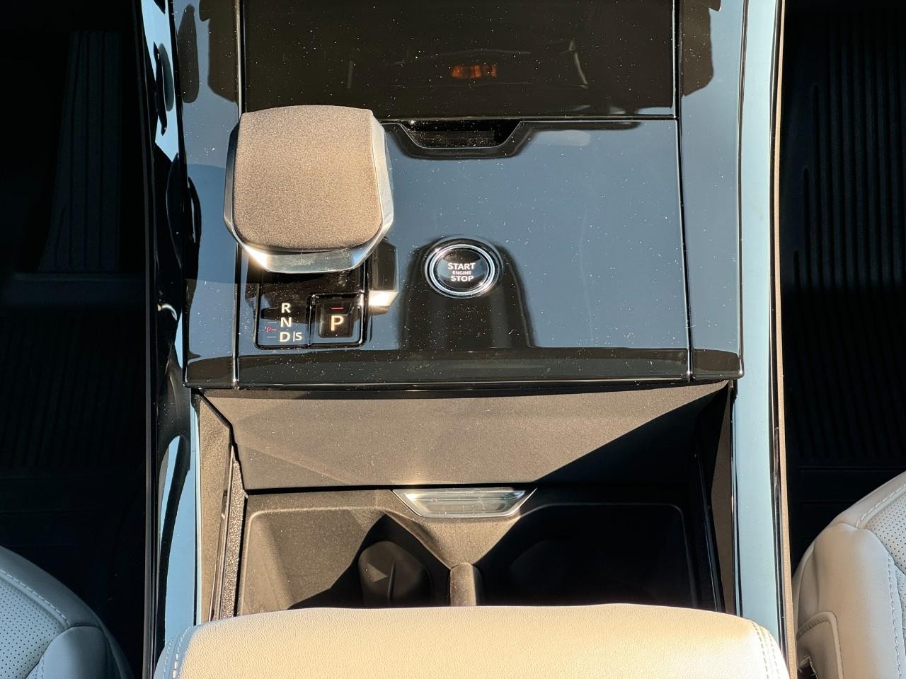 Land Rover Range Rover Sport Vehicle Full-screen Gallery Image 16