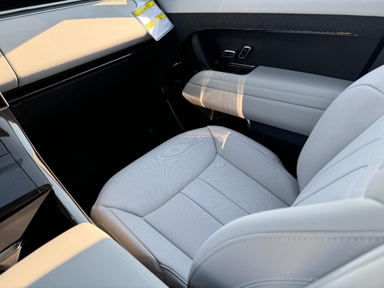 Land Rover Range Rover Sport Vehicle Full-screen Gallery Image 17