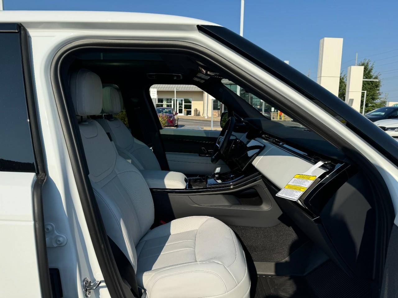 Land Rover Range Rover Sport Vehicle Full-screen Gallery Image 18