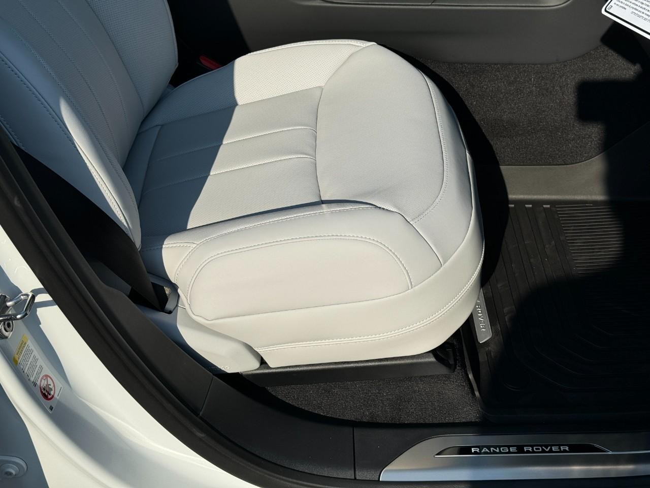 Land Rover Range Rover Sport Vehicle Full-screen Gallery Image 19