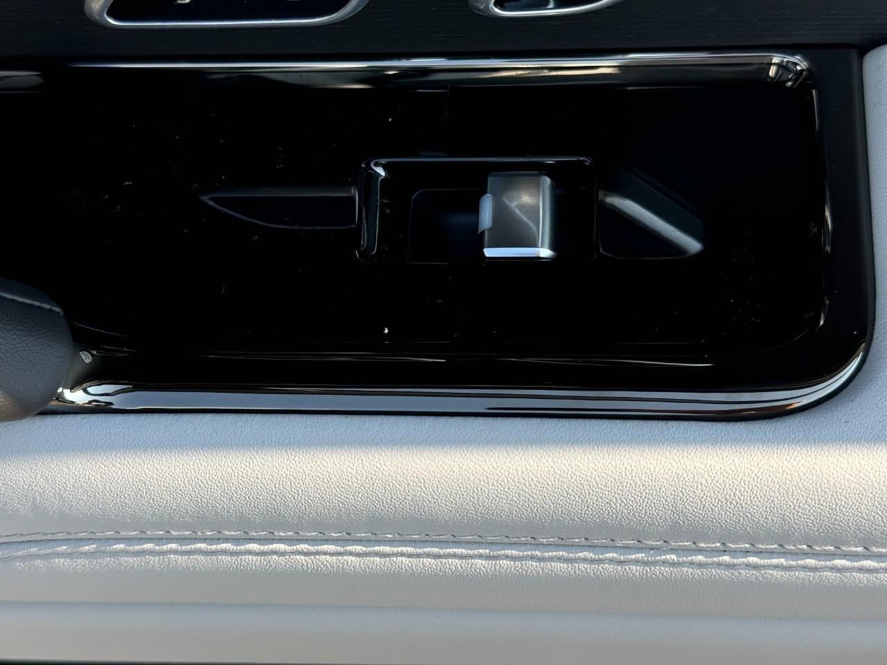 Land Rover Range Rover Sport Vehicle Full-screen Gallery Image 21