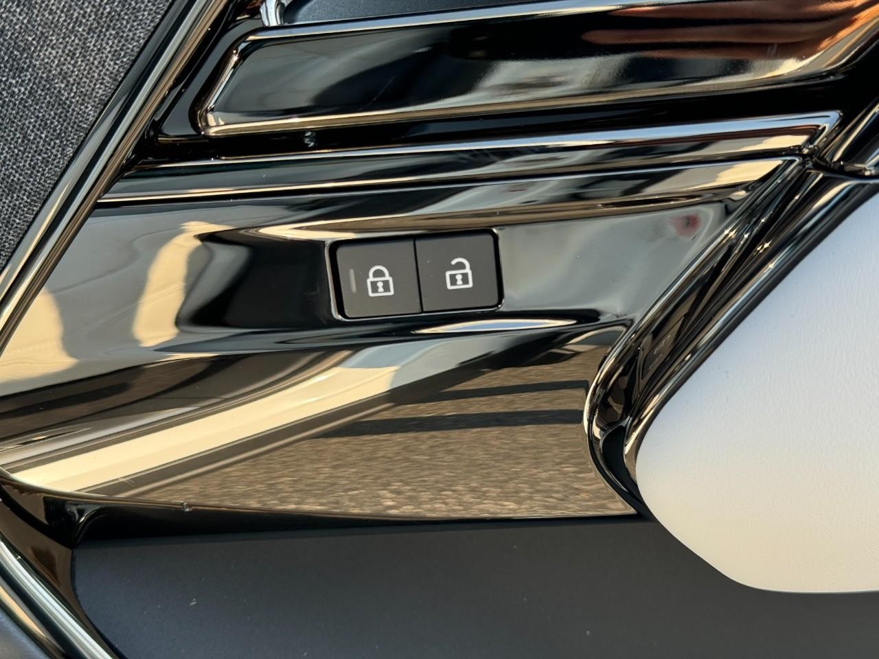 Land Rover Range Rover Sport Vehicle Full-screen Gallery Image 22