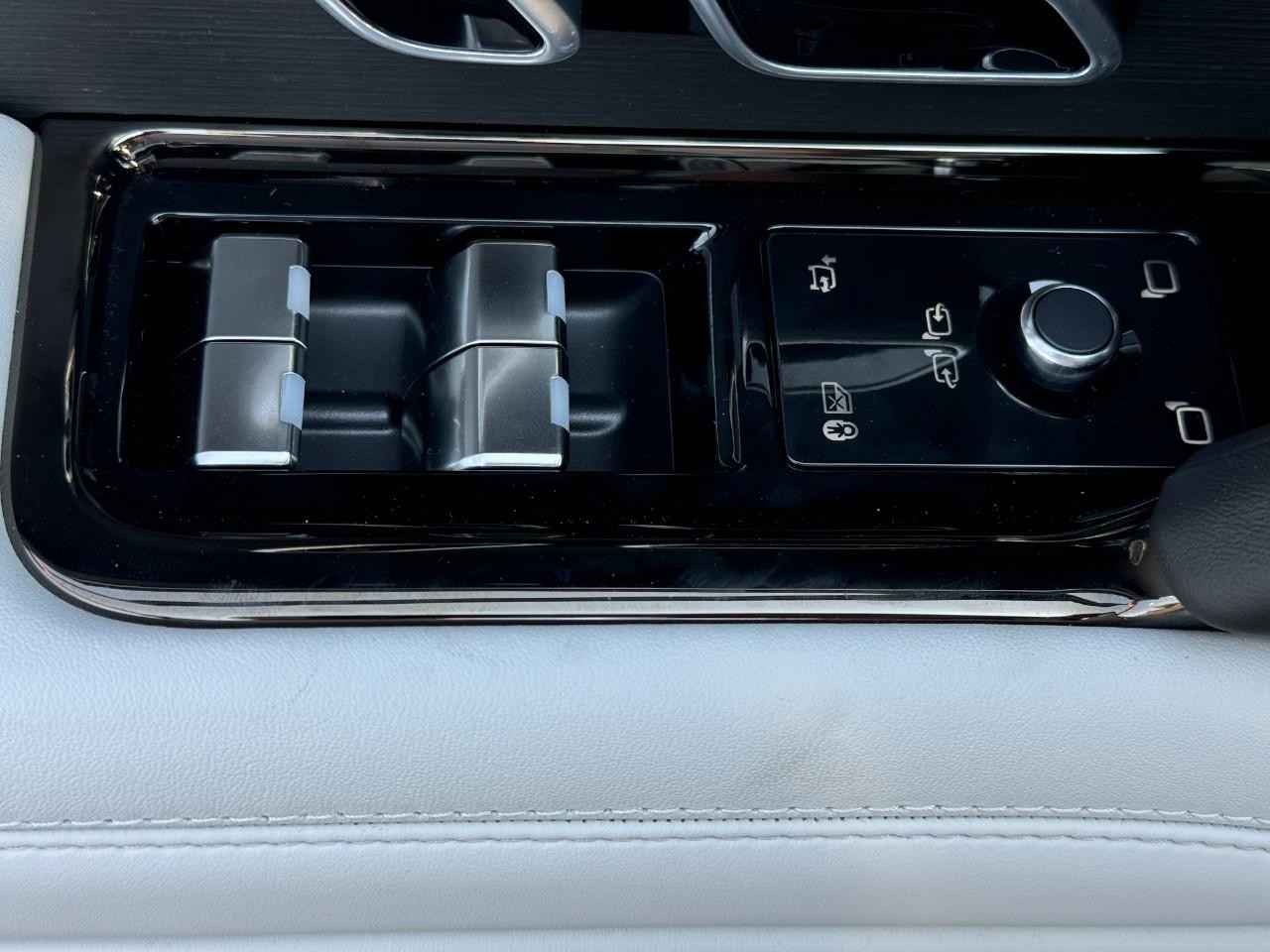 Land Rover Range Rover Sport Vehicle Full-screen Gallery Image 25