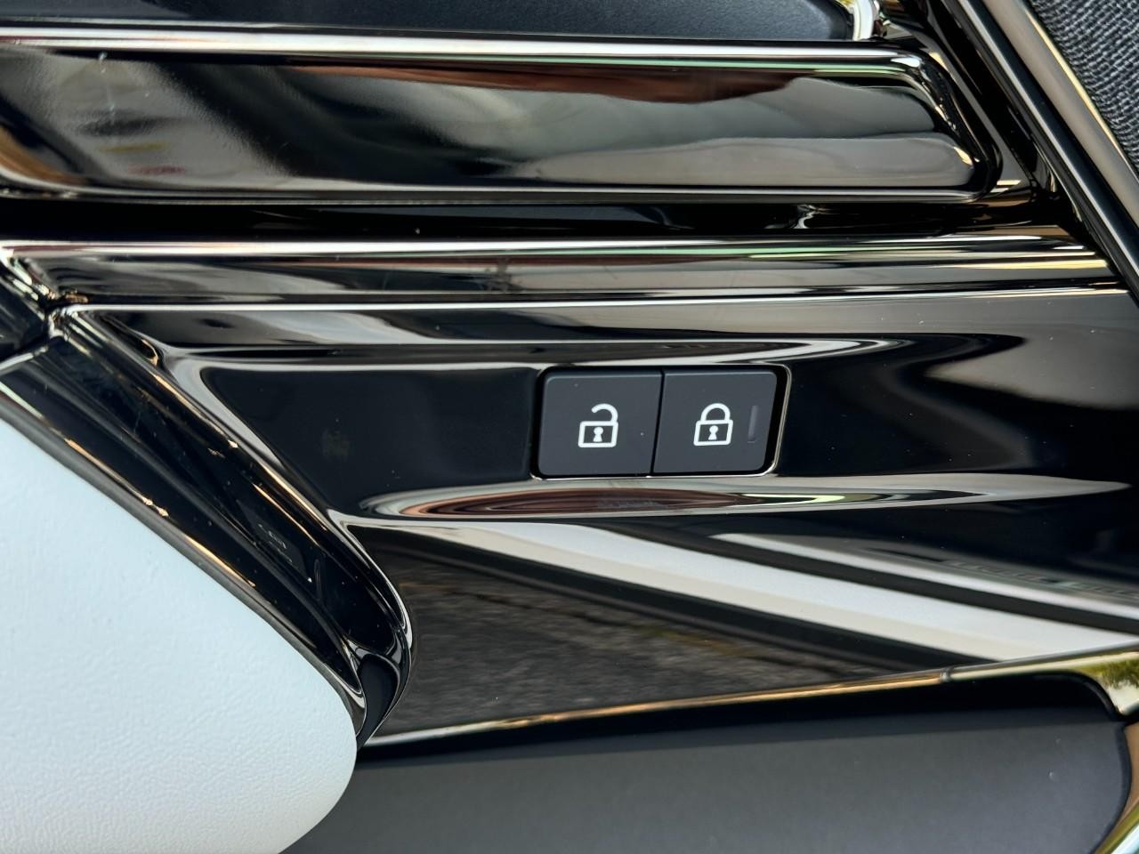 Land Rover Range Rover Sport Vehicle Full-screen Gallery Image 26