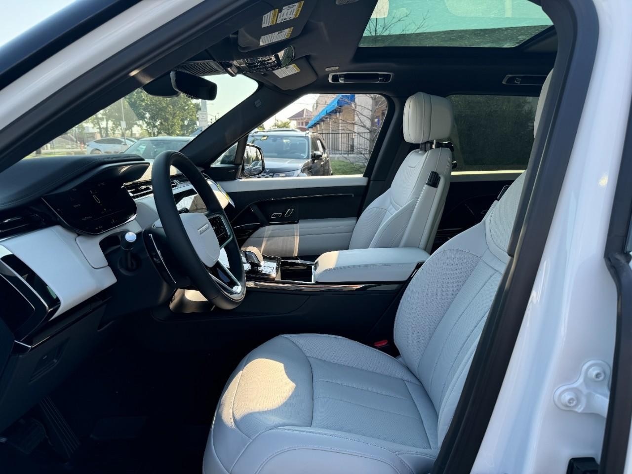 Land Rover Range Rover Sport Vehicle Full-screen Gallery Image 27