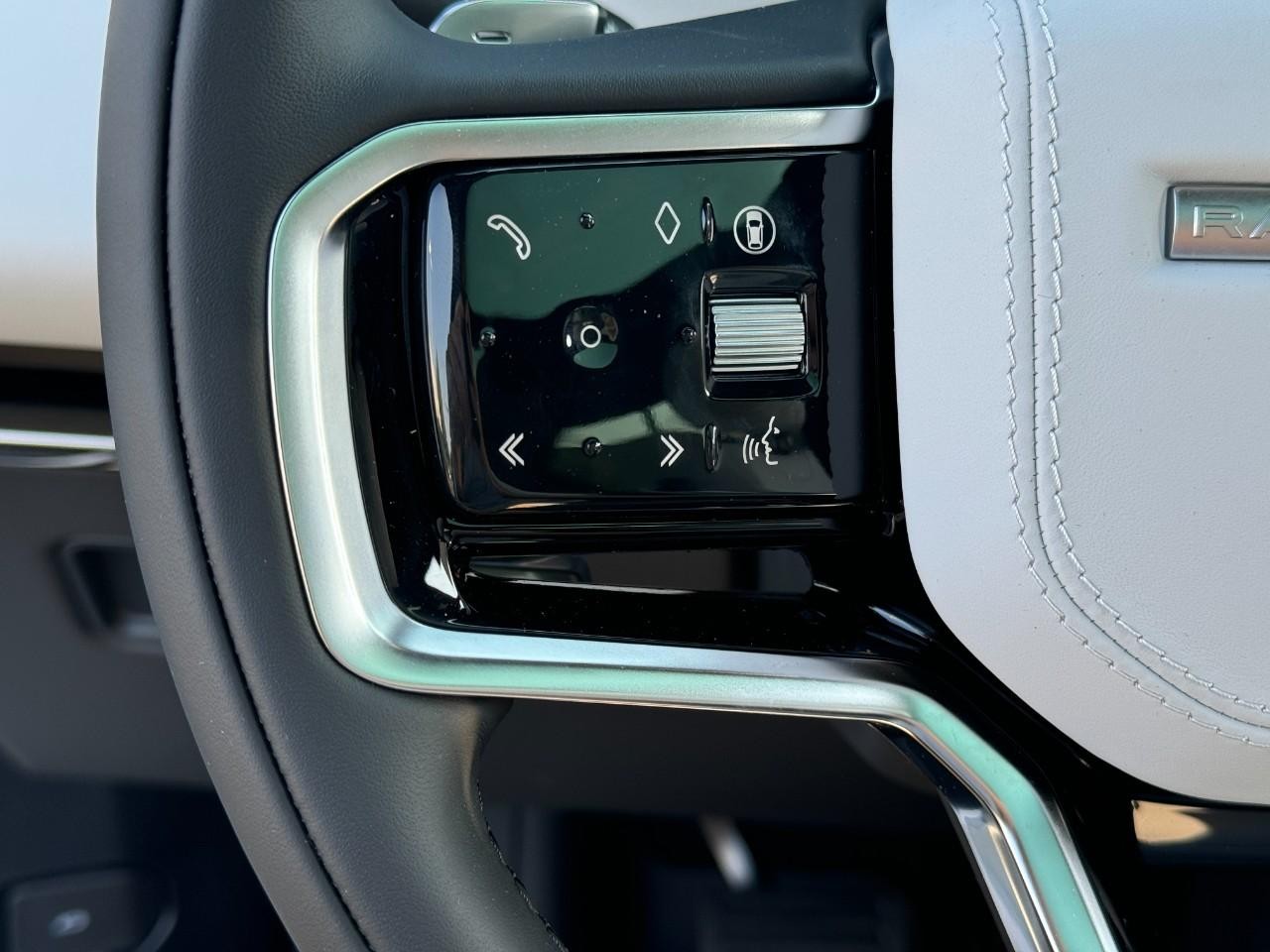 Land Rover Range Rover Sport Vehicle Full-screen Gallery Image 30