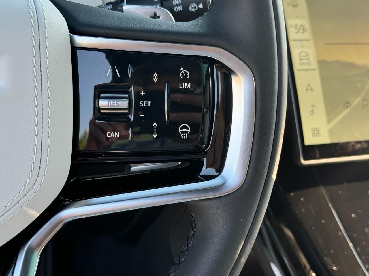 Land Rover Range Rover Sport Vehicle Full-screen Gallery Image 31