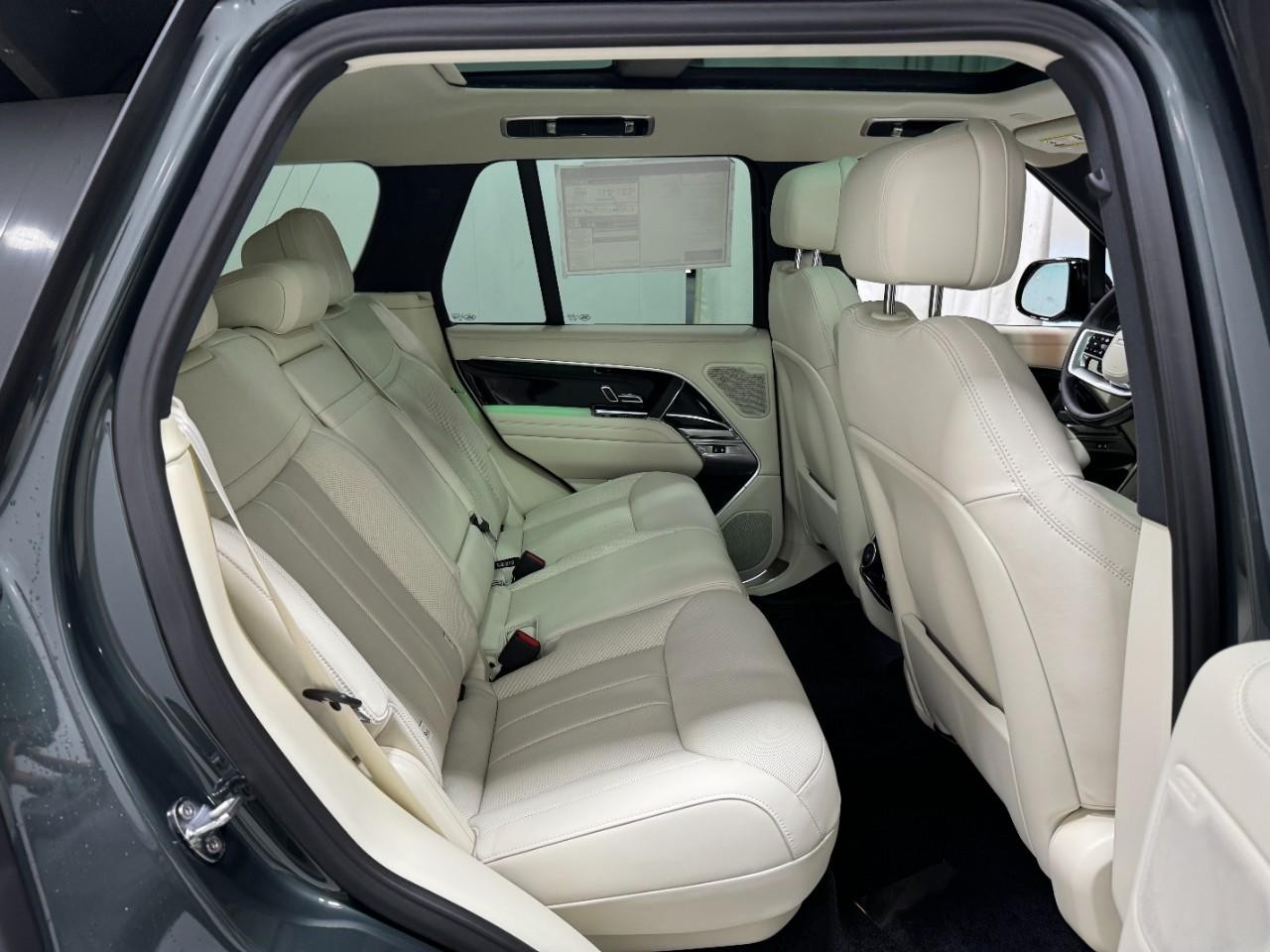 Land Rover Range Rover Vehicle Full-screen Gallery Image 10