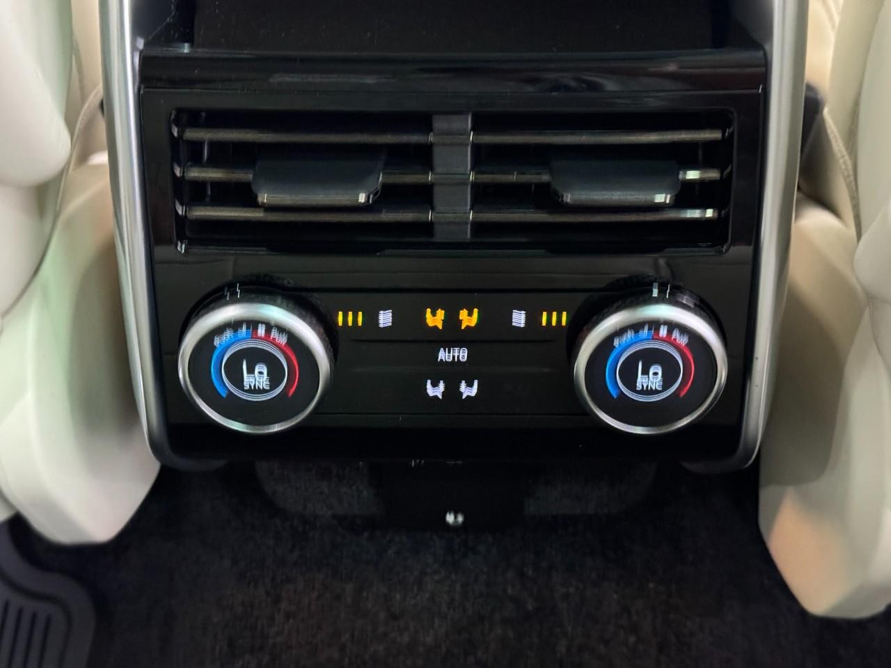 Land Rover Range Rover Vehicle Full-screen Gallery Image 11