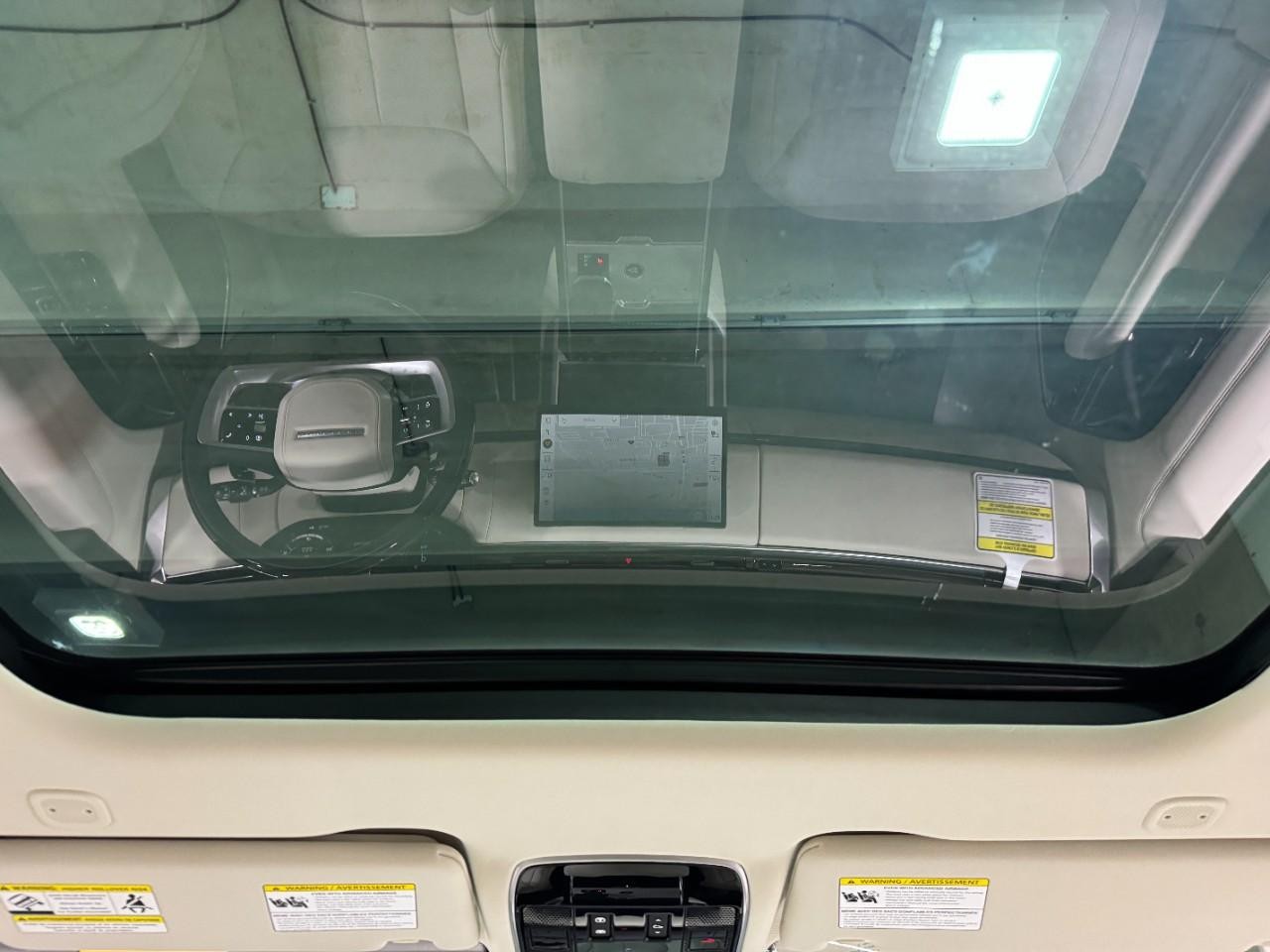 Land Rover Range Rover Vehicle Full-screen Gallery Image 12