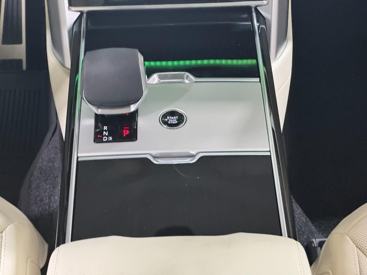 Land Rover Range Rover Vehicle Full-screen Gallery Image 16