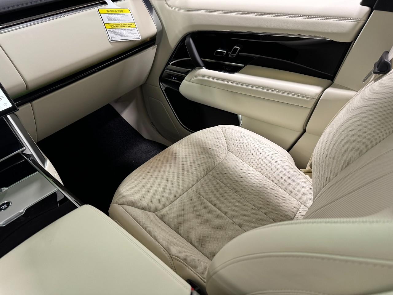 Land Rover Range Rover Vehicle Full-screen Gallery Image 17