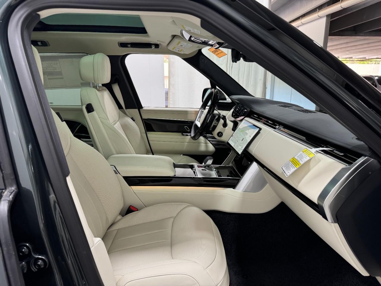 Land Rover Range Rover Vehicle Full-screen Gallery Image 18