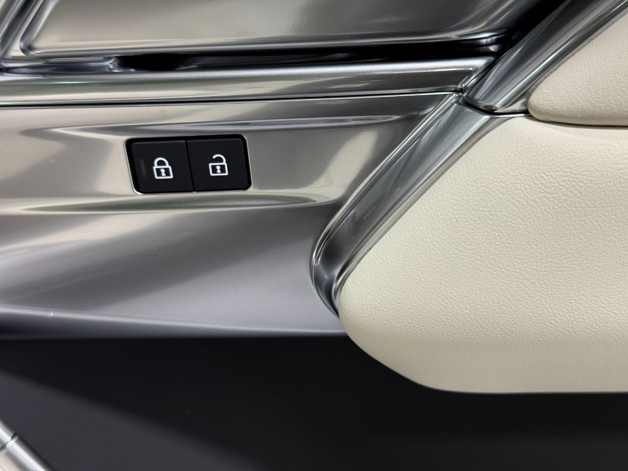 Land Rover Range Rover Vehicle Full-screen Gallery Image 21