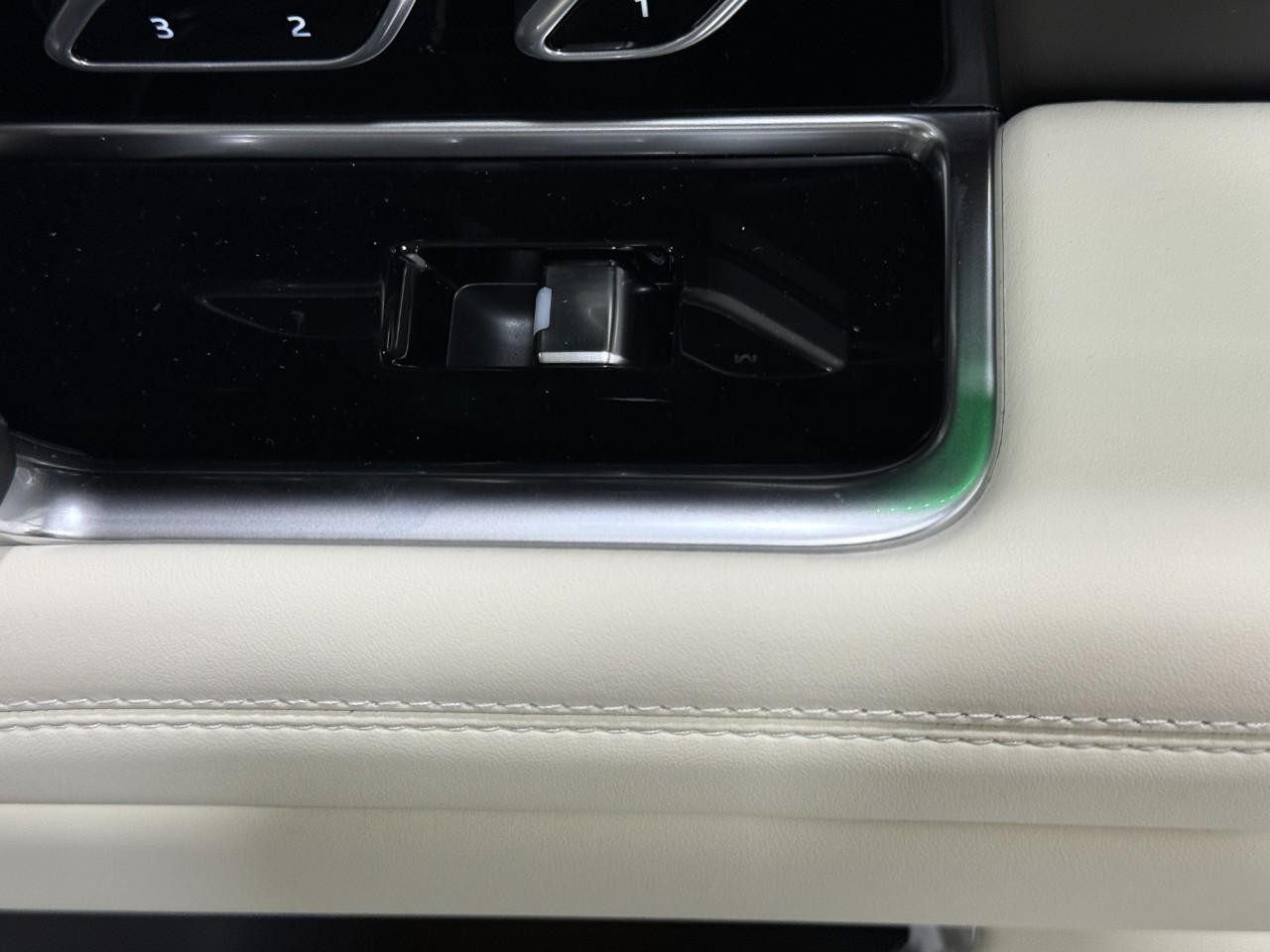 Land Rover Range Rover Vehicle Full-screen Gallery Image 22