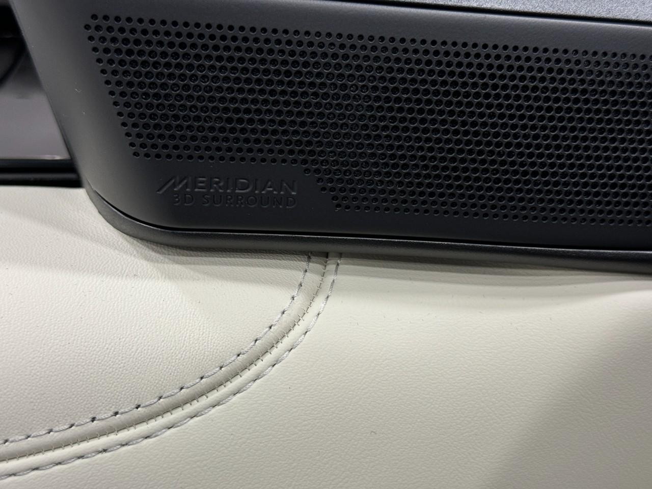 Land Rover Range Rover Vehicle Full-screen Gallery Image 23