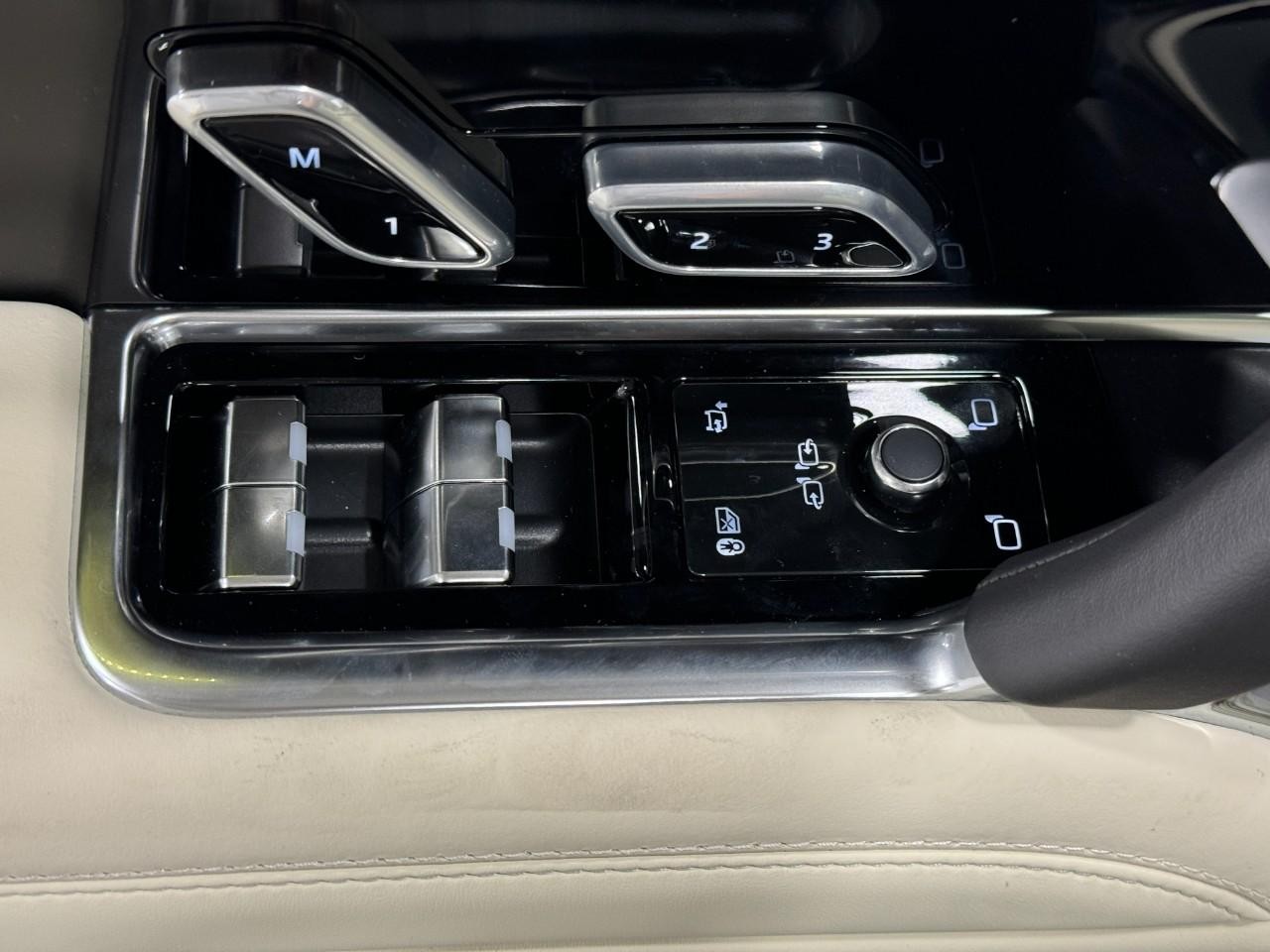 Land Rover Range Rover Vehicle Full-screen Gallery Image 25